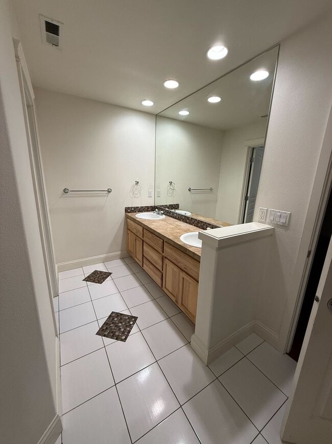 Building Photo - Beautiful 4B/3Ba Home in East Vancouver!