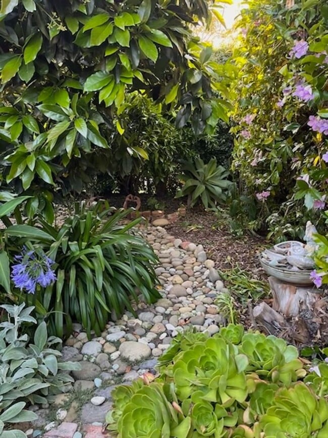 Building Photo - Fully Furnished Tranquil Downtown Home - Available Now!