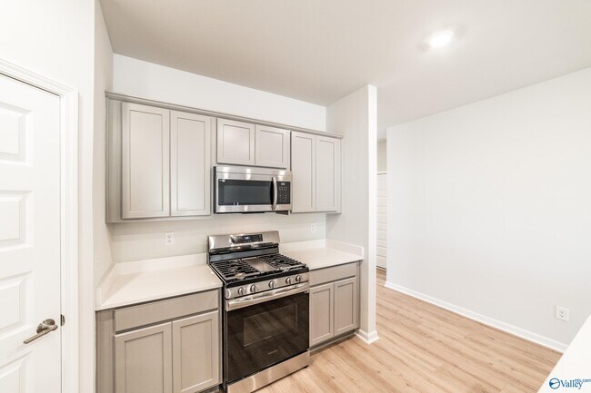 Building Photo - 14976 Greenleaf Dr