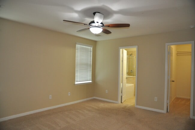 Building Photo - 16025 Summerville Lake Dr