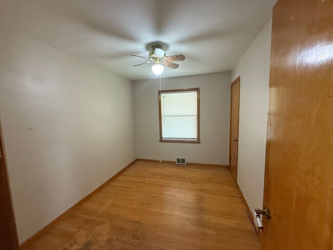 Building Photo - Cloverport Neighborhood! Dixie close to Wa...