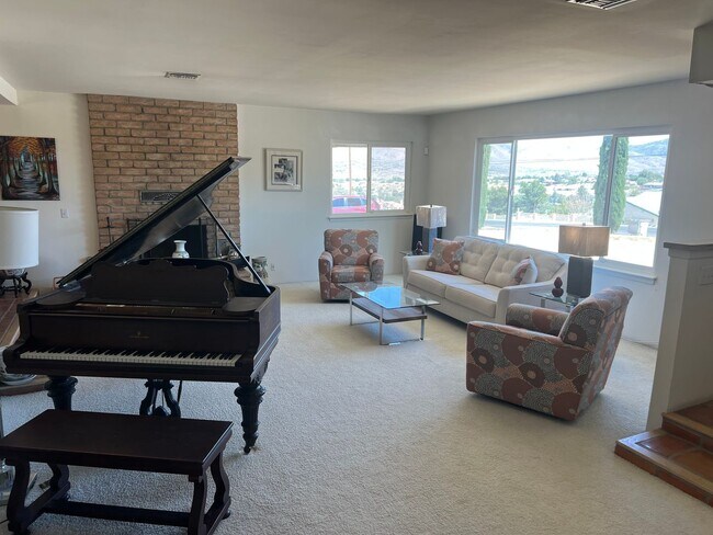 Building Photo - Scenic Hillside Living – Spacious 3 Bed, 2 Bath with Sweeping Views