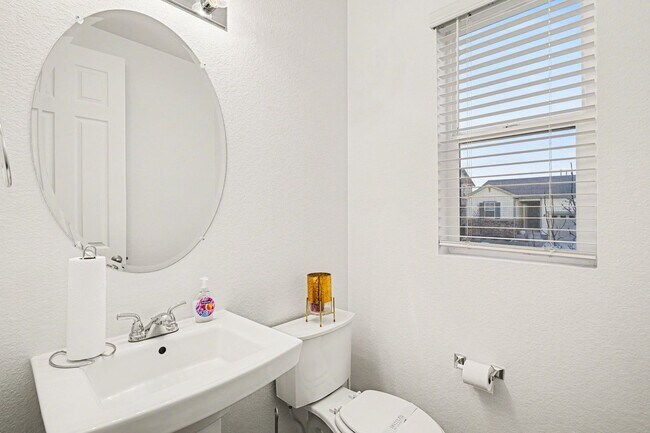 Building Photo - Available April 2026! 2 bed 2.5 bath townhouse!