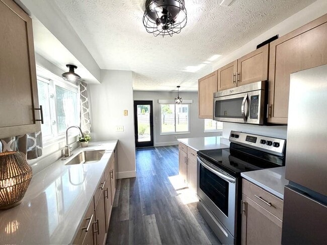 New kitchen with quartz countertops and stainless appliances - 1200 Bugle Bluff Ct