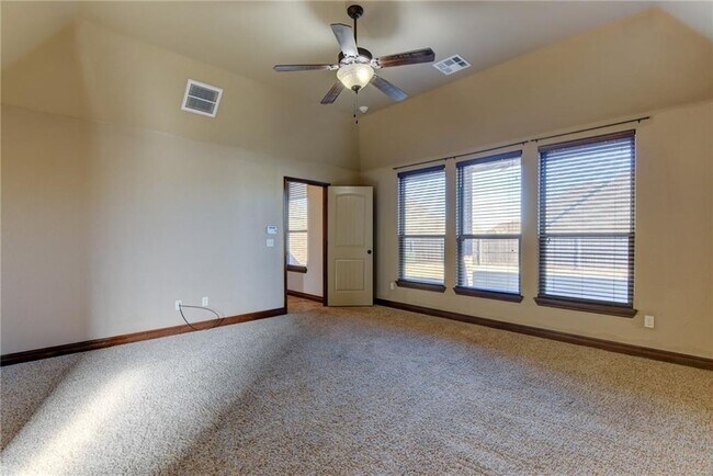 Building Photo - 9209 SW 30th St