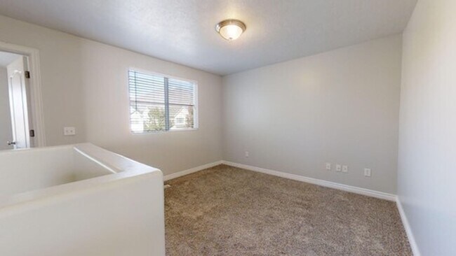 Building Photo - Springville Home