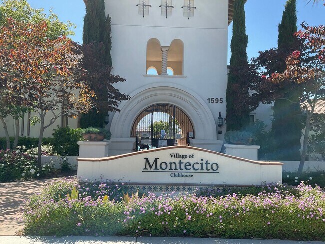 Building Photo - 3 Bedroom 2 1/2 Bath Condo with yard and g...