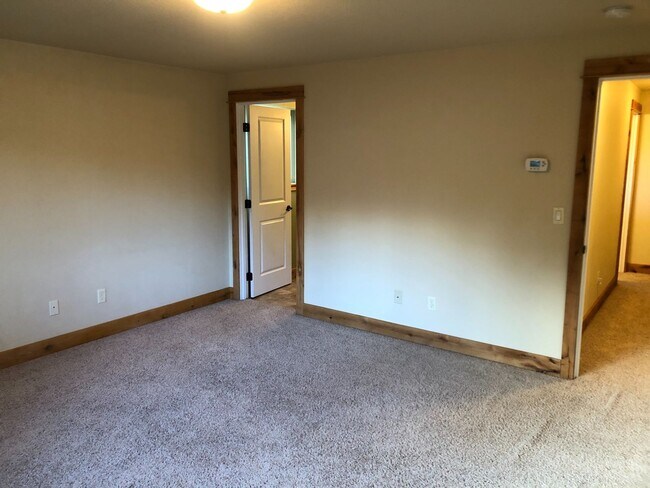 Building Photo - Great 3 Bedroom SW Bend Single Family Home