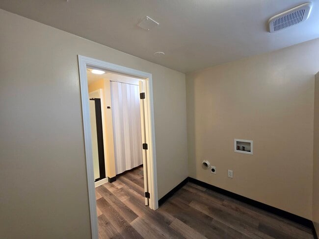 Building Photo - 208 Jadwin Ave