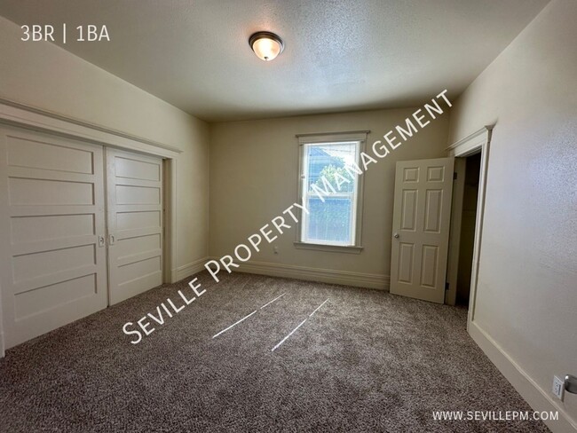 Building Photo - TOTALLY REMODELED 3BR / 1BA Upstairs Apart...