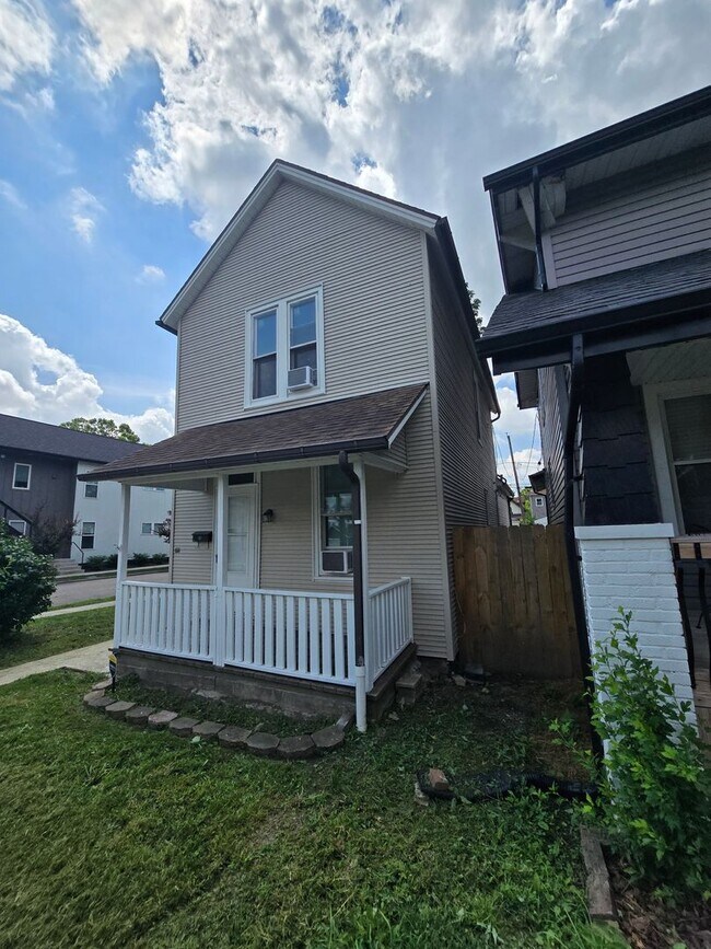 Building Photo - 2 BEDROOM SINGLE FAMILY HOME