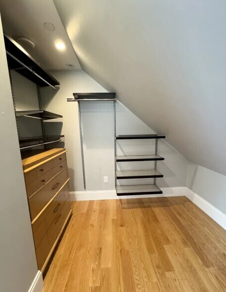 Building Photo - 180 Hillside St