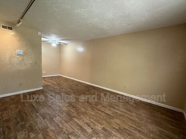 Building Photo - 11120 N Stratford Dr