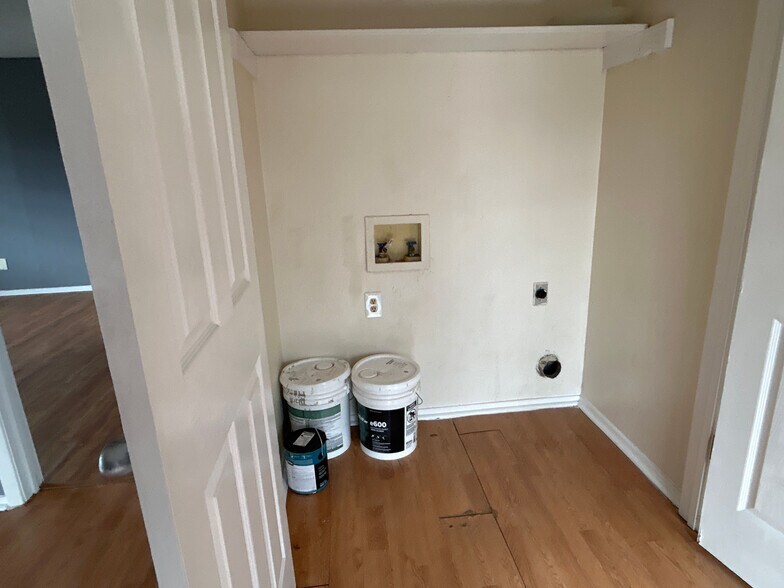 Building Photo - Room in Apartment on West Loop