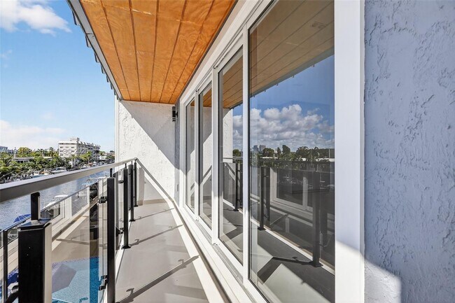 Building Photo - 3830 NE 171 St