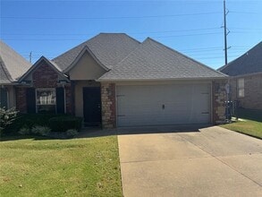 Building Photo - 2001 SW Stonegrove Rd