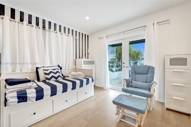 Building Photo - 2889 NE 35th St