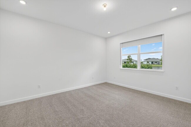 Building Photo - 14335 SW Skye Dr