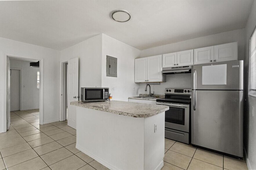 Building Photo - 709 SW 13th Ave