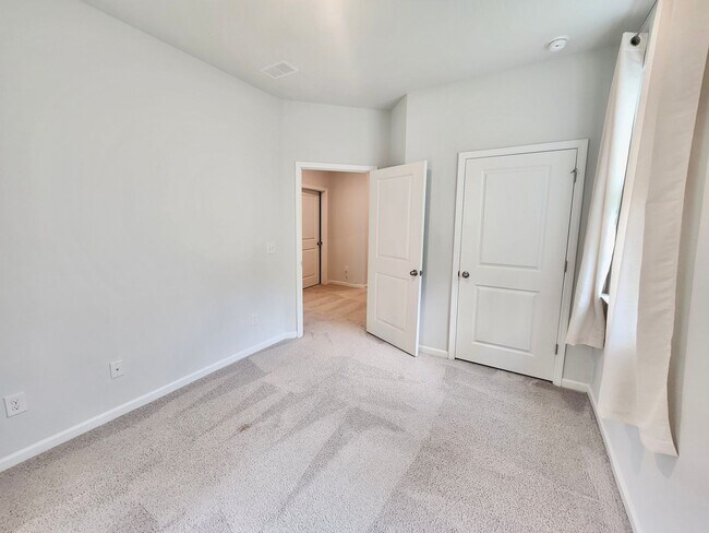 Building Photo - Well maintained end unit townhome in Grand...