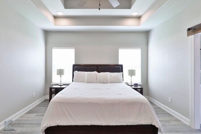 Building Photo - 4 bedroom, EXECUTIVE RENTAL!