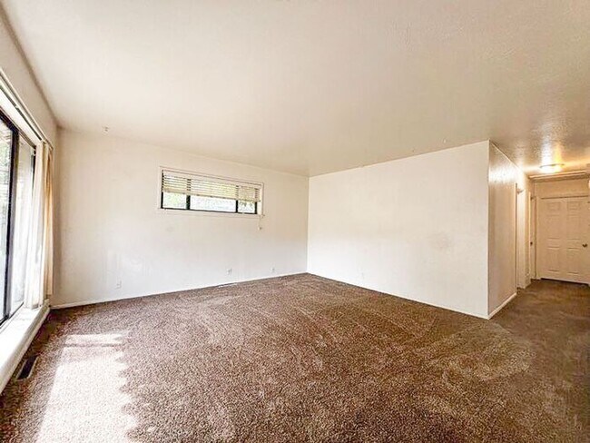 Building Photo - Perfect Location - Private Backyard - 3 bed 1 bath Home!