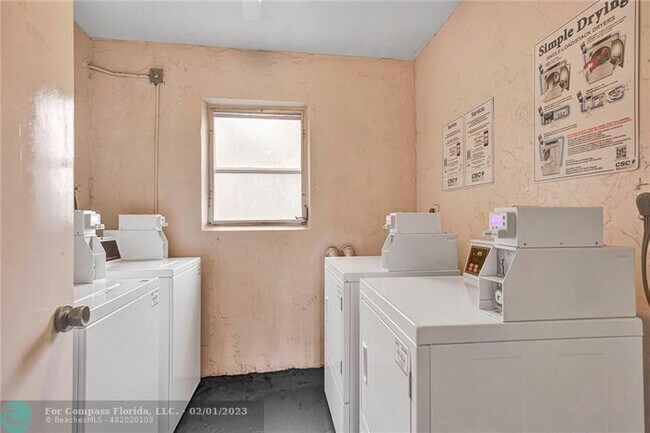 Building Photo - 3051 S Palm Aire Dr