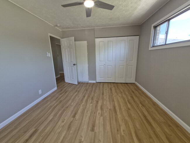 Building Photo - 464 Carol Dr