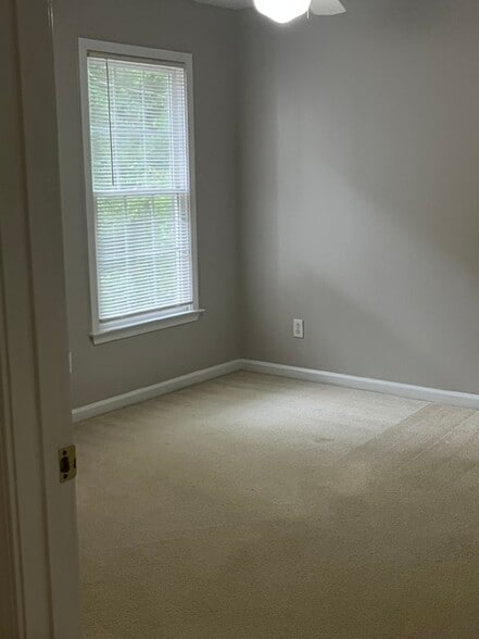 Spaces Room Upstairs - 1023 Tanners Point Dr