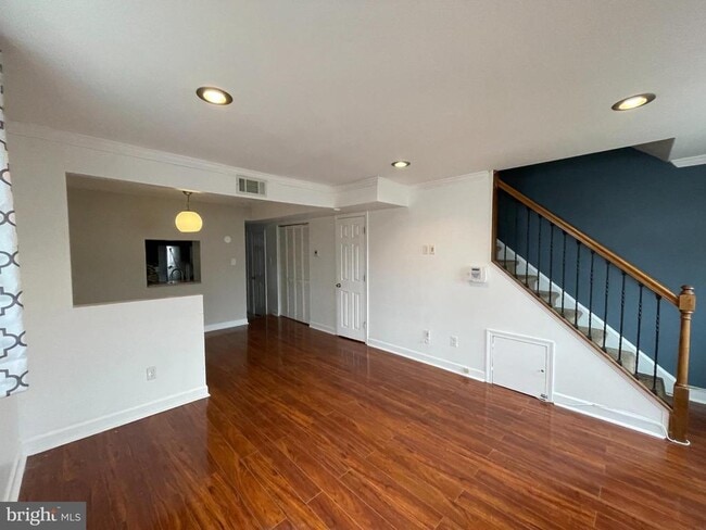 Building Photo - 5617 7th Pl S