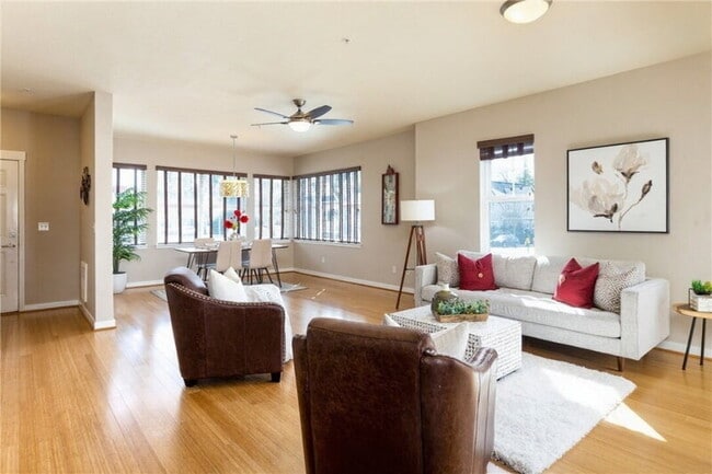 Building Photo - 2400 NE Park Dr