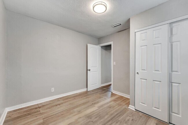 Building Photo - 172 W 15th St