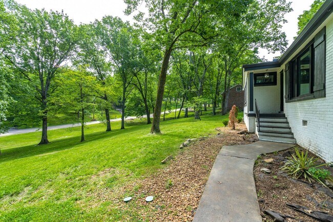 Building Photo - Amazing 3BE/2BA home in the West Meade & H...