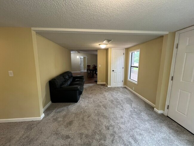 Building Photo - 102 Stillwater Dr