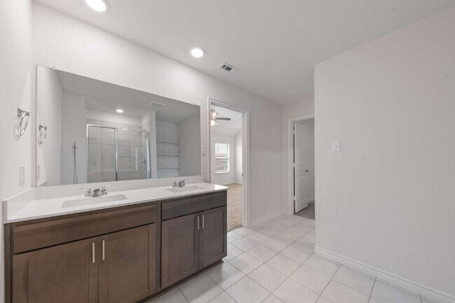 Building Photo - 503 Willow View Way