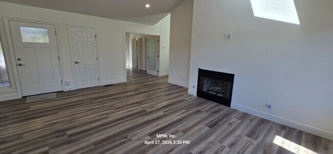 Building Photo - large custom home with peek a boo ocean views