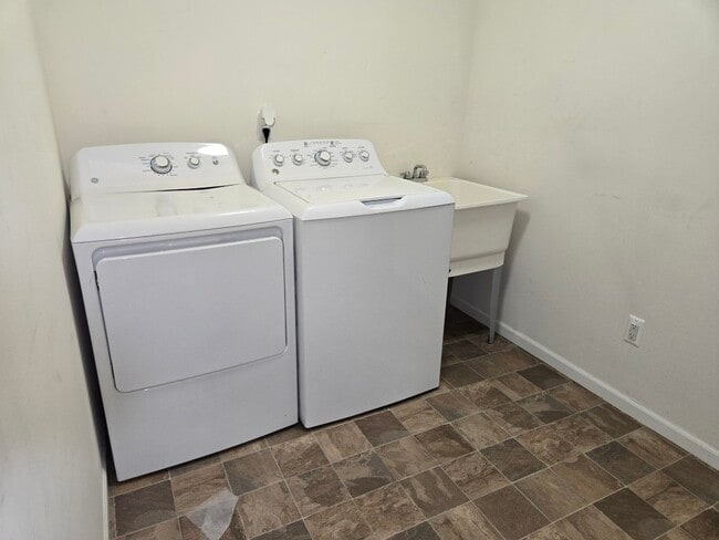 Building Photo - 14382 Shadywood Dr