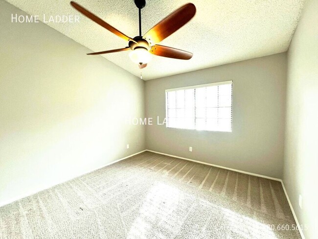 Building Photo - Gilbert 2-Bedroom Townhome with Modern Upg...