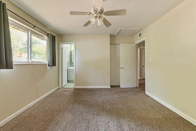 Building Photo - 4936 Springhill Dr
