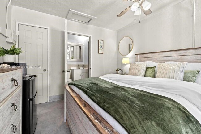 Building Photo - 12101 Everglades St