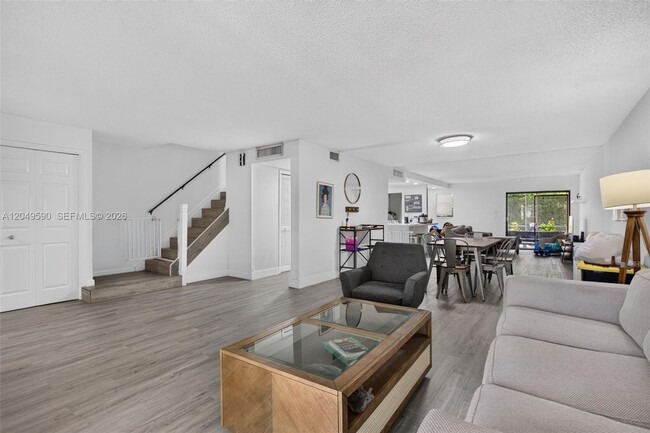Building Photo - 365 Fern Dr