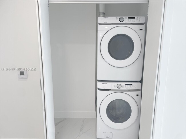 Building Photo - 700 NE 24th St