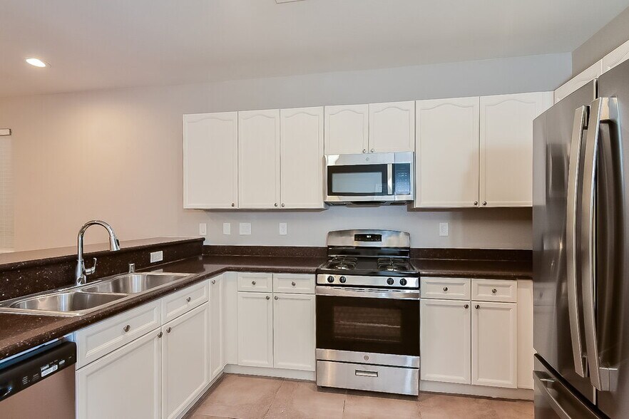 Building Photo - 10569 Hamdem Ave