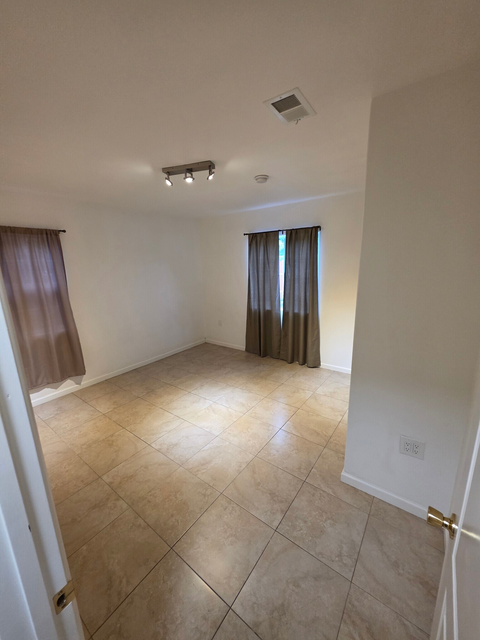 Room 3 - 770 E 12th St