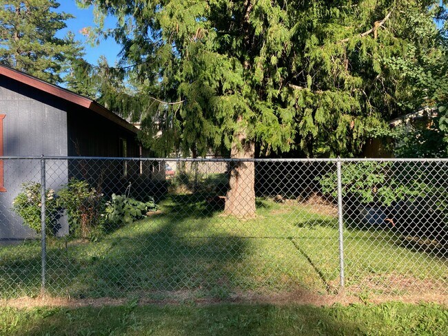 Building Photo - 1821 Spruce St