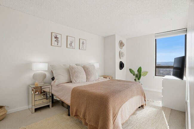Building Photo - 35th Floor Downtown Denver Condo | 1 Bed | Private Balcony | Mountain Views