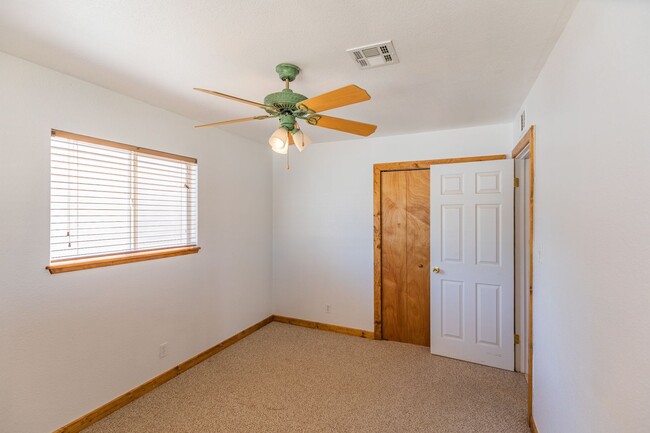 Building Photo - Beautiful 3 bedroom 1 bathroom home