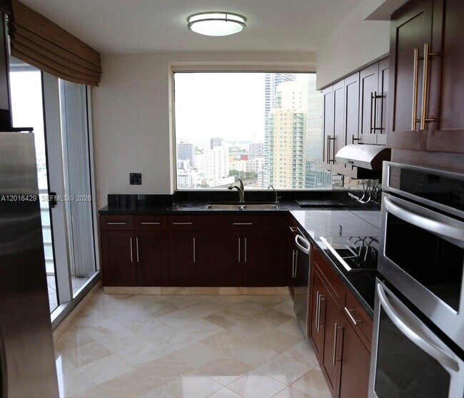 Building Photo - 1541 Brickell Ave