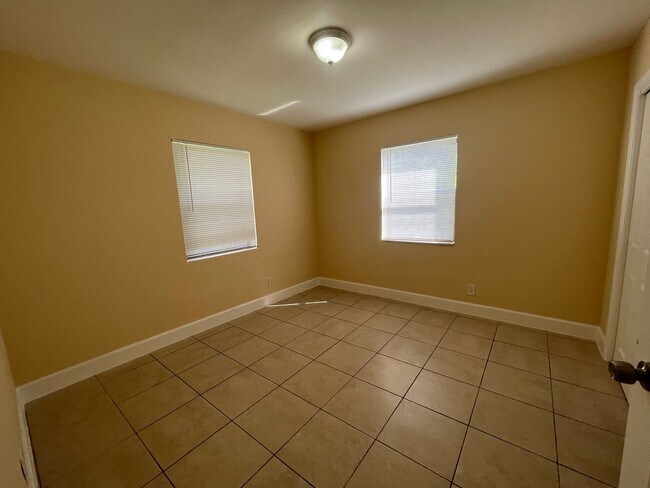 Building Photo - 3 bedroom 2 bath Mangonia Park home for RENT