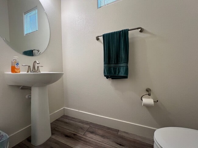 Building Photo - Beautiful Home Near Parks, Travel, And More!